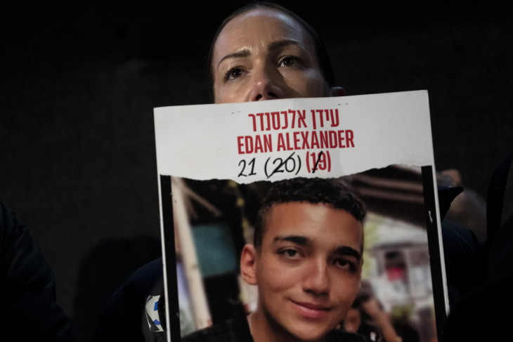 A túszként fogva tartott Edan Alexander izraeli katona arcképét mutatja az anyja, Yael Alexander a túszok kiszabadításáért tartott tüntetések egyikén Tel-Avivban  2025. február 22-én
