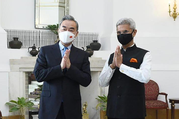 Vang Ji kínai és Szubrahmanjam Dzsaishankar indiai külügyminiszter üdvözli a sajtó képviselőit Újdelhiben 2022. március 25-én. Fotó: MTI/AP/Indiai külügyminisztérium 