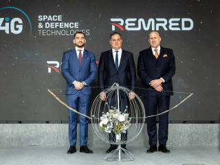 Sárhegyi István a 4iG Űr és Védelmi Technológiák Zrt. vezérigazgatója, Nagy Márton nemzetgazdasági miniszter és Jászai Gellért a 4iG elnöke