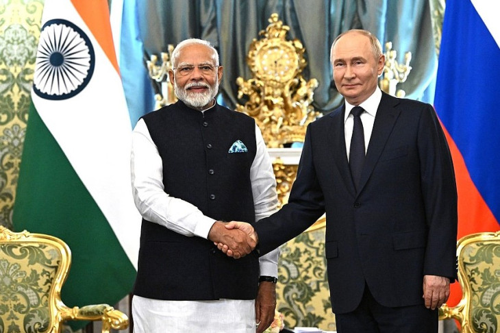 Narendra Modi indiai kormányfő és Vlagyimir Putyin orosz elnök idén júliusban Moszkvában – India fokozza a bizniszt Oroszországgal        