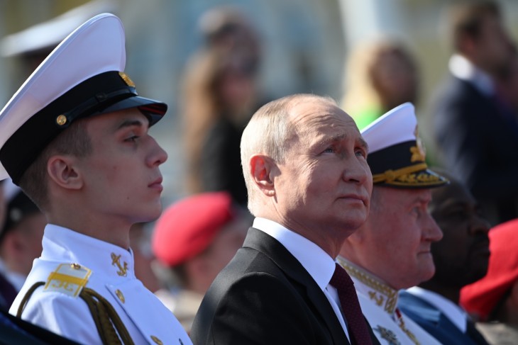 Vlagyimir Putyin az orosz haditengerészet napján megtartott éves parádén Szentpéterváron 2023. július 30-án. Fotó: EPA/ALEXANDER KAZAKOV / SPUTNIK / KREML