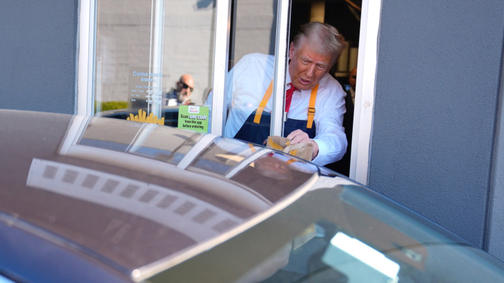 Donald Trump volt amerikai elnök, republikánus párti elnökjelölt egy autós McDonald's gyorsétteremben szolgálja ki a vevőket a Pennsylvania állambeli Feasterville-Trevose-ben tett látogatása közben 2024. október 20-án. Az elnökválasztást november 5-én rendezik az Egyesült Államokban.