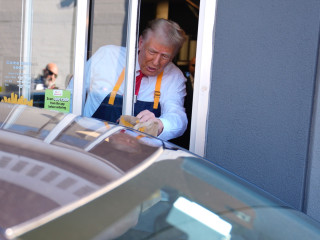 Donald Trump volt amerikai elnök, republikánus párti elnökjelölt egy autós McDonald's gyorsétteremben szolgálja ki a vevőket a Pennsylvania állambeli Feasterville-Trevose-ben tett látogatása közben 2024. október 20-án. Az elnökválasztást november 5-én rendezik az Egyesült Államokban.