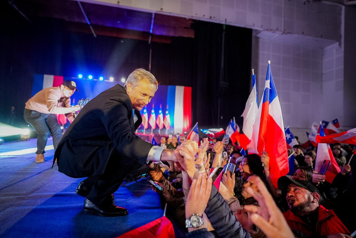 José Antonio Kast az erős kéz politikájával kampányol