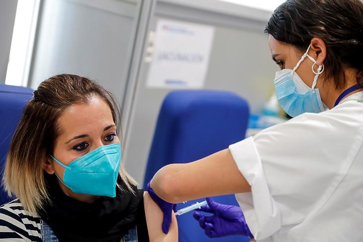 Ismét felfüggesztve: oltás AstraZeneca-vakcinával a madridi Isabel Zendal Kórházban 2021. március 24-én. EPA/EMILIO NARANJO