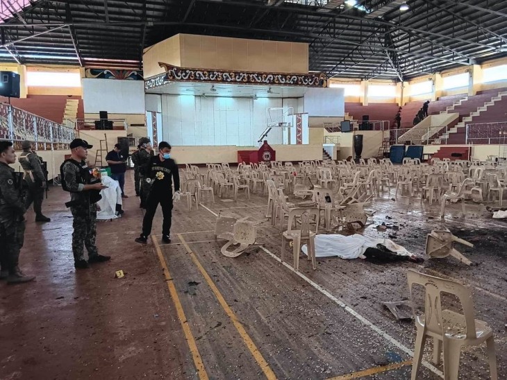 A Fülöp-szigeteki Lanao del Sur tartomány információs hivatala (PGLDS-PIO) által közreadott kép rendőrökről a Marawi városában, egy katolikus mise közben elkövetett robbantásos merénylet helyszínén 2023. december 3-án. Fotó: MTI/EPA/PGLDS-PIO