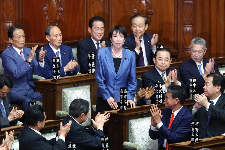 Férfi tapsvihar a parlamentben Japán első női miniszterelnökének, Takaicsi Szanaenek