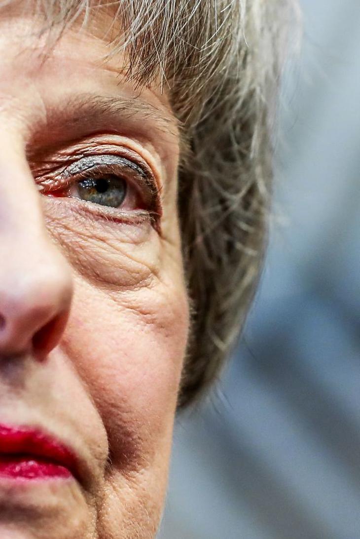 Borulhat a Brexit-alku, May szemmel verte Junckert