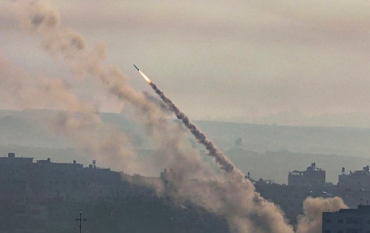Militánsok rakétát lőnek Izraelre 2023. október 7-én. Fotó: EPA/MOHAMMED SABER 