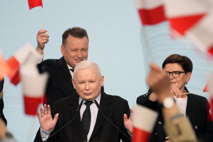Jaroslaw Kaczynski, a lengyel ellenzéki Jog és Igazságosság Pártjának (PiS) elnöke beszédet mond a lengyel helyhatósági választások első fordulójának estéjén Varsóban 2024. április 7-én.  