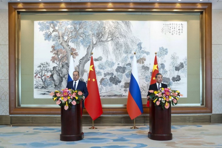 Szergej Lavrov és Vang Ji a közös sajtóértekezleten 