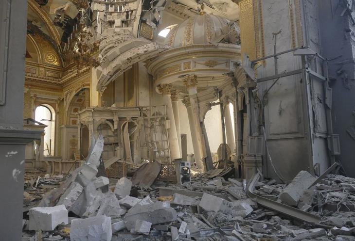 A korábbi orosz légitámadásban megrongálódott ortodox katedrális belső tere a dél-ukrajnai Odesszában. Fotó: MTI/EPA/Igor Tkacsenko