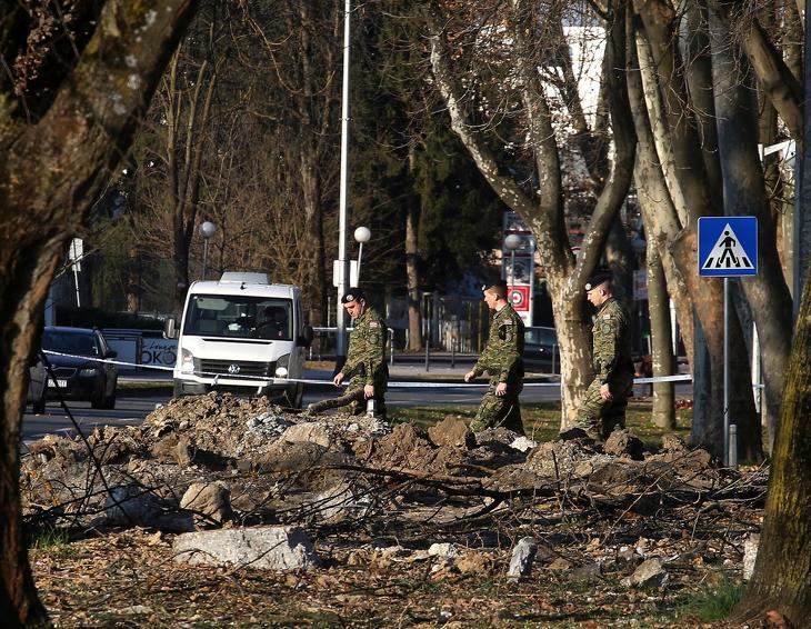 Horvát katonák egy azonosítatlan tárgy lezuhanása nyomán keletkezett kráter mellett Zágrábban 2022. március 11-én. A roncsok alapján egy feltehetően Ukrajnából elindított, TU-141 típusú szovjet hadműveleti-harcászati felderítő robotrepülőgép zuhant le a horvát főváros területén. Vlagyimir Putyin orosz elnök február 24-én rendelte el katonai művelet végrehajtását Ukrajnában. Fotó: MTI/EPA/Antonio Bat