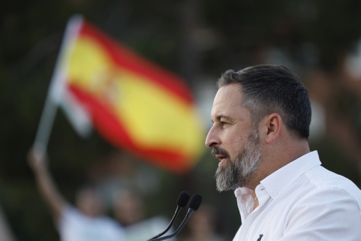 Santiago Abascal, a spanyol ellenzéki jobboldali Vox párt elnöke és miniszterelnök-jelöltje kampányzáró rendezvényen mond beszédet Madridban 2023. július 21-én. A szélsőjobb lesz a mérleg nyelve? Fotó: MTI/EPA-EFE/Juanjo Martin