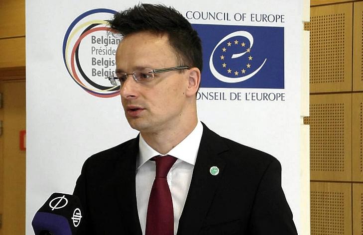 Szijjártó örül, hogy behúzta a választást a lengyel kormány