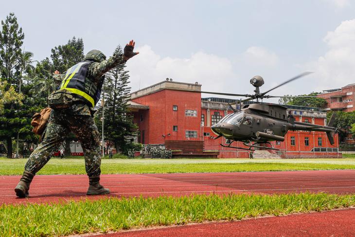 Tajvani OH-58D harci helikopter landolásra készül, amint a leszállást gyakorolják egy iskola sportpályáján az évenkénti Han Kuang hadgyakorlat részeként a tajvani Hszincsuban 2022. július 26-án.