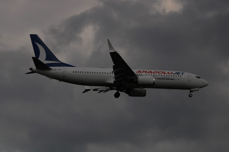 Egy 737 MAX leszálláshoz készülődve. Nem sikerült turbulenciák nélkül a piacra dobás. Fotó: Wikimedia