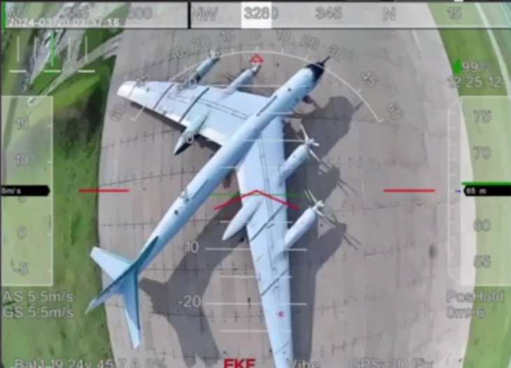 Orosz Tu-95-ös bombázó egy ukrán drón kameráján keresztül nézve. Pótolhatatlan veszteségeket szenvedett az orosz légierő