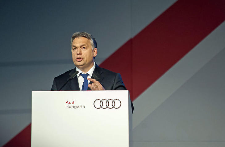 Orbán Viktor korábban a győri Audi üzemben (MTI Fotó: Krizsán Csaba )
