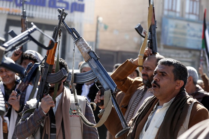 Lesz utánpótlás - Újonnan toborzott húszi fegyveresek gyűlést tartanak a jemeni fővárosban, Szanaában 2024. január 12-én. Előző éjszaka hajtották végre a brit-amerikai erők első légicsapásaikat a húszik ellen. Fotó: MTI/EPA/Jajha Arhab 