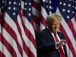 Donald Trump republikánus elnökjelölt, miután bejelentette győzelmét az amerikai elnökválasztás és kongresszusi választások utáni eredményvárón, a háttérben a floridai West Palm Beachben 2024. november 6-án hajnalban