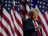 Donald Trump republikánus elnökjelölt, miután bejelentette győzelmét az amerikai elnökválasztás és kongresszusi választások utáni eredményvárón, a háttérben a floridai West Palm Beachben 2024. november 6-án hajnalban