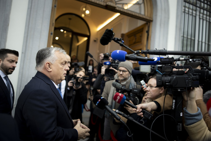 Tud-e majd vétózni? Orbán Viktor miniszterelnök újságíróknak nyilatkozik Brüsszelben 2025. december 17-én