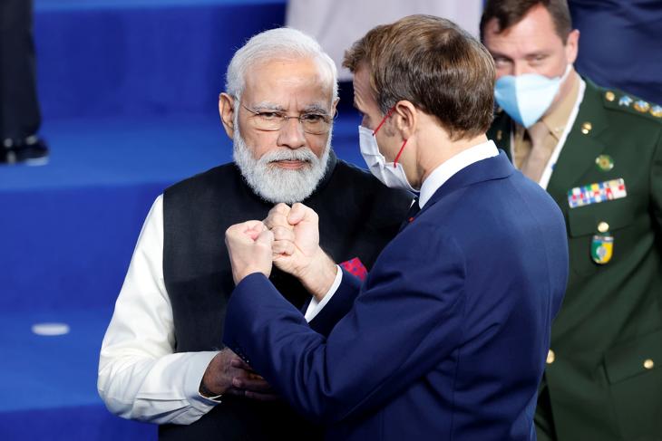 Narendra Modi indiai miniszterelnök figyeli Emmanuel Macron francia elnök szavait a 2021 októberi G20 csúcson. Európa szorosabbra fűzné a köteléket Indiával. Fotó: EPA / Ludovic Marin