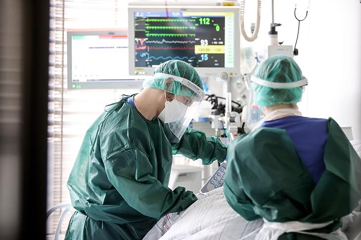 Covid-beteget látnak el az Esseni Egyetemi Kórház intenzív osztályán Németországban 2021. március 22-én. Illusztráció. (Fotó: EPA/FRIEDEMANN VOGEL)