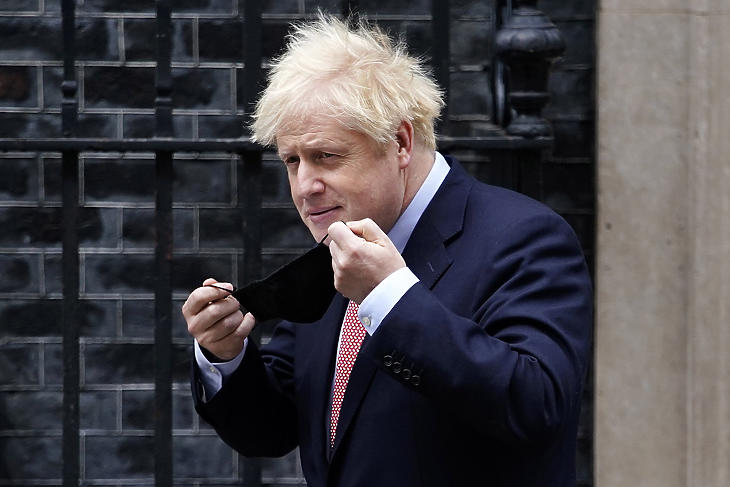 Boris Johnson brit miniszterelnök erőt próbál mutatni (Fotó: MTI/EPA/Will Oliver)