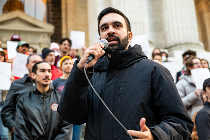 Zohran Mamdani egy antifasiszta tüntetésen New Yorkban 2024 októberében