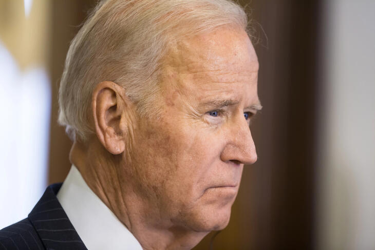 Biden pert indított