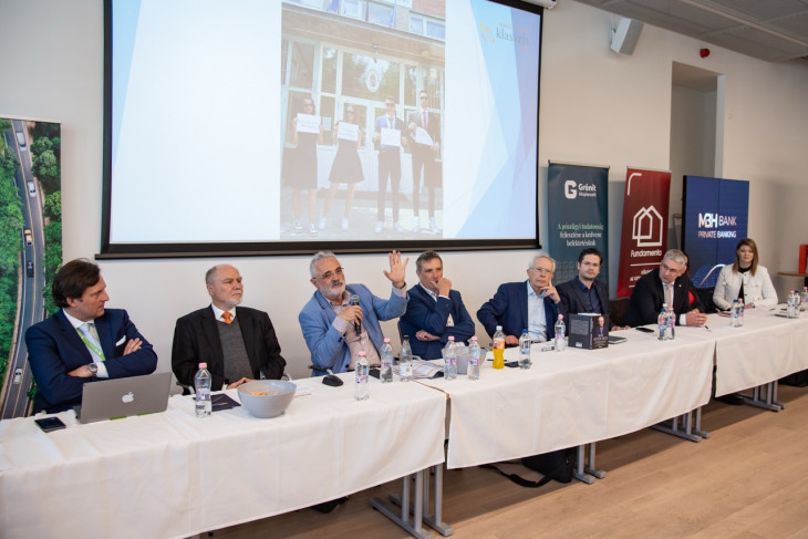  A döntő zsűrije: Tóth Lóránd – Merkantil Bank; Réz András – Magyar Államkincstár;  Bugár Csaba – Diákhitel Központ;  Lambertus József – NAV; Bod Péter Ákos; Erdélyi Zombor – Gránit Alapkezelő;  Vizkeleti Péter – Fundamenta;  Dohar Marianna – MBH Bank