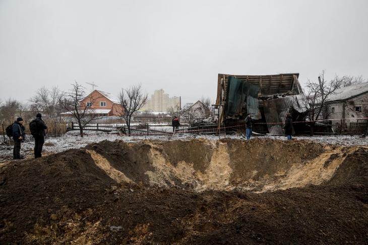Bombatölcsér Kijev külvárosában. Fotó: MTI/EPA/Szerhij Dolzsenko