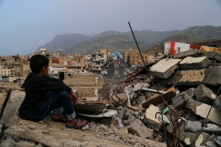Egy jemeni gyerek ül 2017-ban egy ház romjain Taizz városában. Fotó: Depositphotos