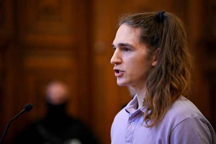 Az éhségsztrájkot egy idő után abbahagyta