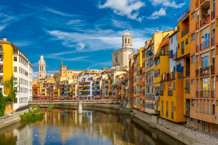 Barcelona helyett Gironát ajálnják Katalóniában, gyönyörű színes házaival. Fotó: Depositphotos