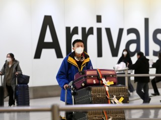 Kínából érkező utasok a londoni Heathrow repülőtéren 2023. január 4-én. Másnaptól a brit kormány az indulás előtti két napnál nem régebbi negatív eredményű koronavírusteszt birtokában engedi csak a Kínából érkezők belépését az országba. Az EU egyelőre nem tart itt. Fotó: MTI/EPA/Andy Rain