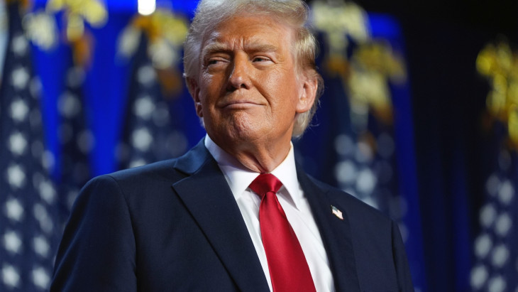 Donald Trump volt amerikai elnök, republikánus jelölt az amerikai elnökválasztás és kongresszusi választások utáni eredményvárón a floridai West Palm Beachben 2024. november 6-án hajnalban.