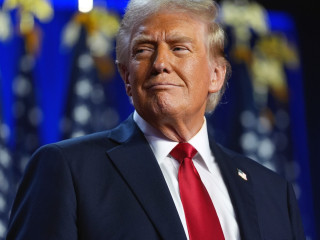 Donald Trump volt amerikai elnök, republikánus jelölt az amerikai elnökválasztás és kongresszusi választások utáni eredményvárón a floridai West Palm Beachben 2024. november 6-án hajnalban.