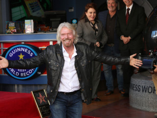 Richard Branson lovag. Életművész. Nem mellesleg milliárdos. 