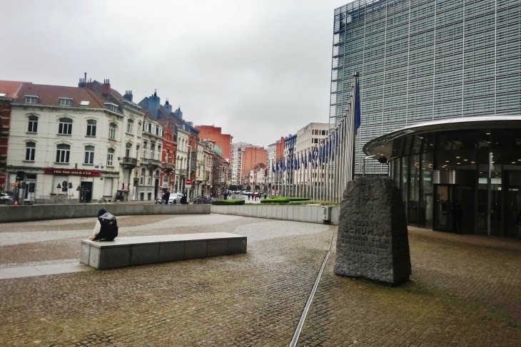 Brüsszel két arca: balra és szemközt régi utcácskák pubokkal, jobbra az Európai Bizottság épülete