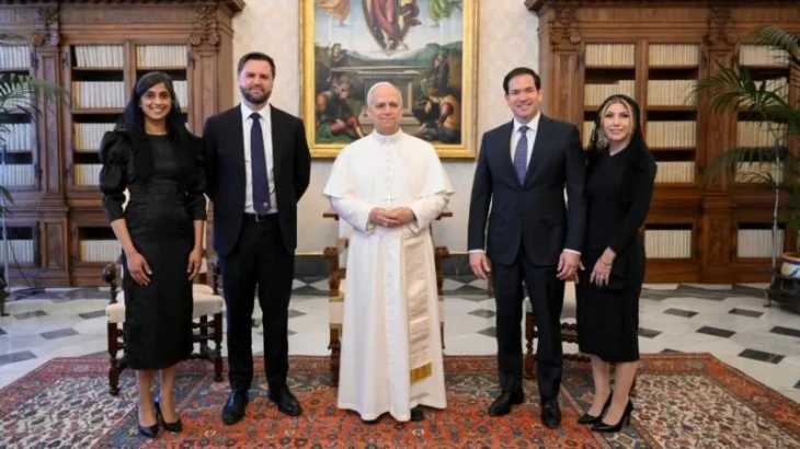 Balról jobbra: az alelnök felesége, Usha Vance, J. D. Vance, Pope Leo, Marco Rubio, az Egyesült Államok külügyminisztere és felesége, Jeanette Rubio