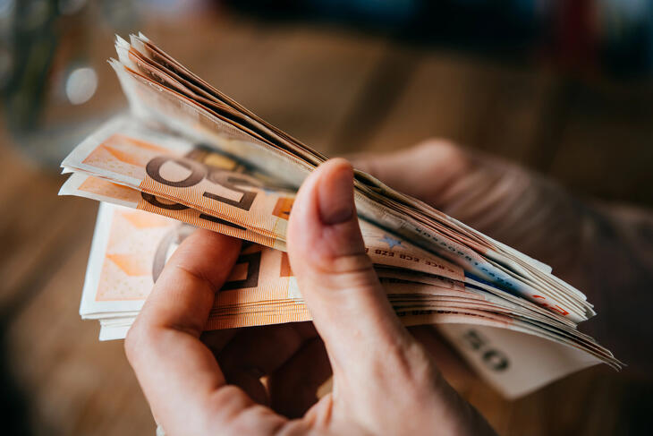 Dörzsölgetheti a szemét: tényleg ennyibe kerül egy euró