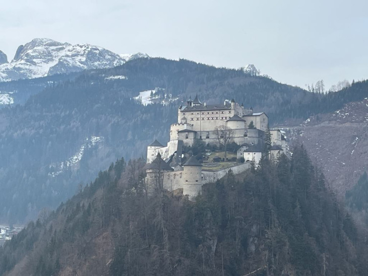 A szállásunk erkélyéről épp a Burg Hohenwerfenre láttunk rá
