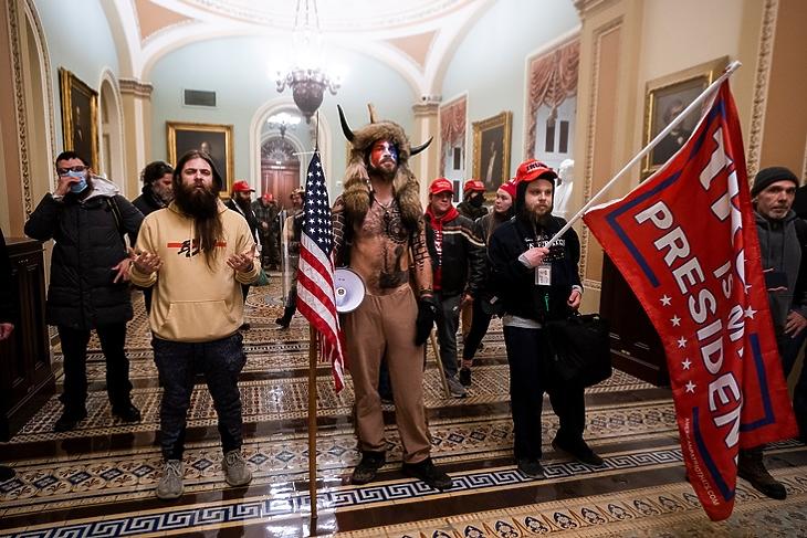 Trump-párti tüntetők a Szenátus bejárata előtt a Capitoliumban Washingtonban 2021. január hatodikán. EPA/JIM LO SCALZO