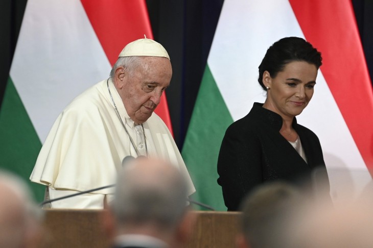 Ferenc pápa először Novák Katalin köztársasági elnököt látogatta meg. Fotó: MTI / Koszticsák Szilárd