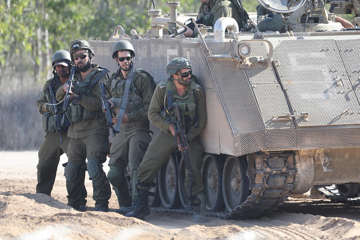 Járőröző izraeli katonák Dél-Izraelben, a Gázai övezet határtérségében. Fotó: MTI/EPA/Abir Szultan