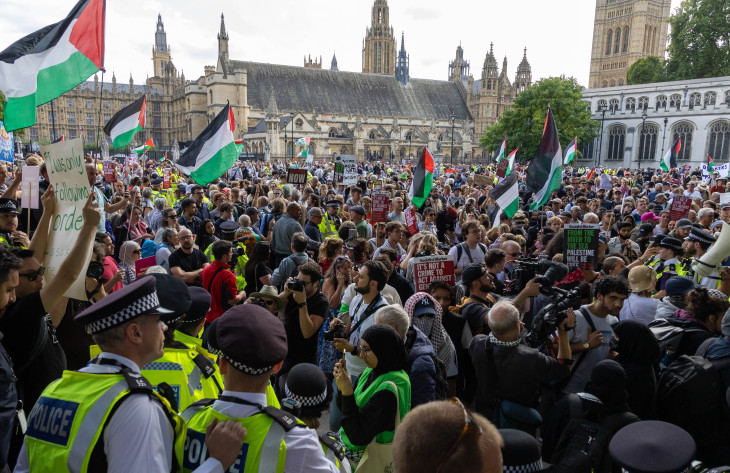Palesztinpárti tüntetés a londoni Parlament téren 2025. szeptember 6-án. A tüntetők a brit kormány által terrorszervezetnek minősített Palestine Action palesztinbarát csoport betiltása ellen tiltakoztak. 