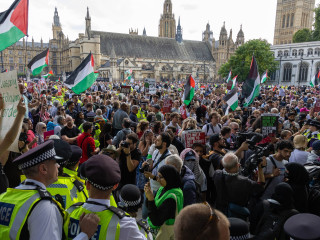 Csaknem 900 embert vettek őrizetbe egy palesztinpárti tüntetésen Londonban   